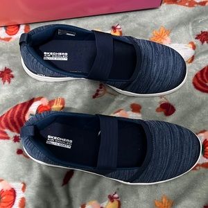 Sketchers on the go flex slip on sneaker size 8.5 NEW IN BOX